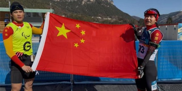 爱游戏体育-米兰冬残奥会首个比赛日，国歌响彻意大利泰塞罗越野滑雪体育场｜米兰冬残奥会特别报道